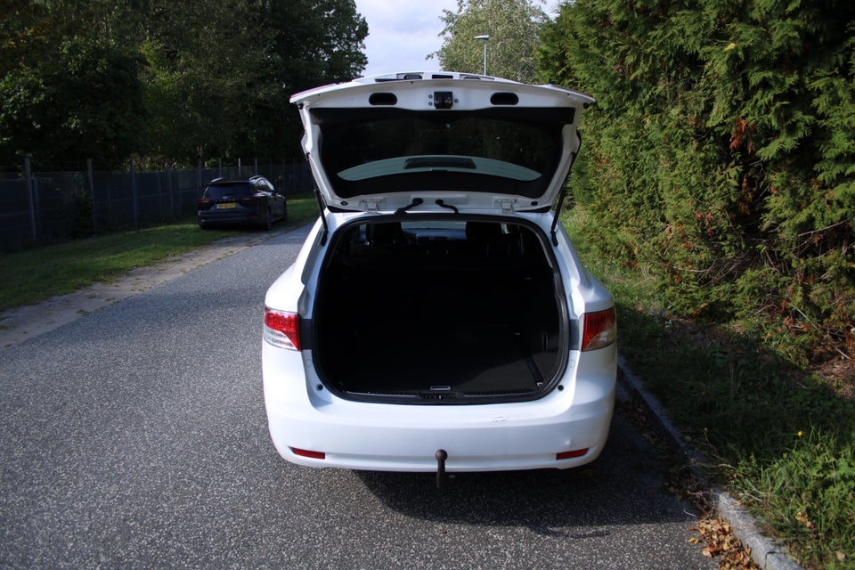 Toyota Avensis 1,6 VVT-i T1 stc. 5d