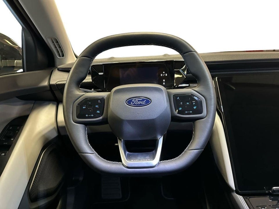 Ford Explorer 82 Premium Extended Range 5d