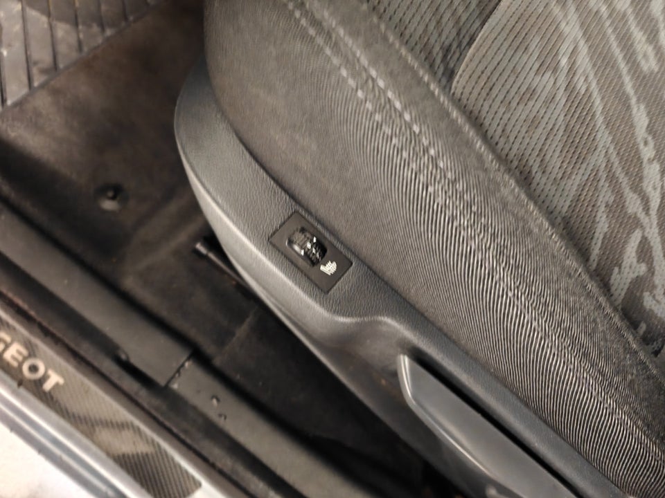 Peugeot 3008 1,6 HDi 112 Active 5d