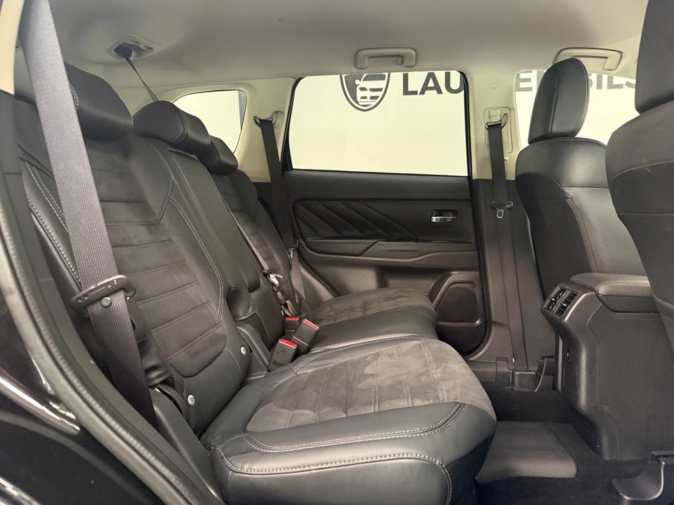 Mitsubishi Outlander 2,4 PHEV Invite CVT 4WD 5d