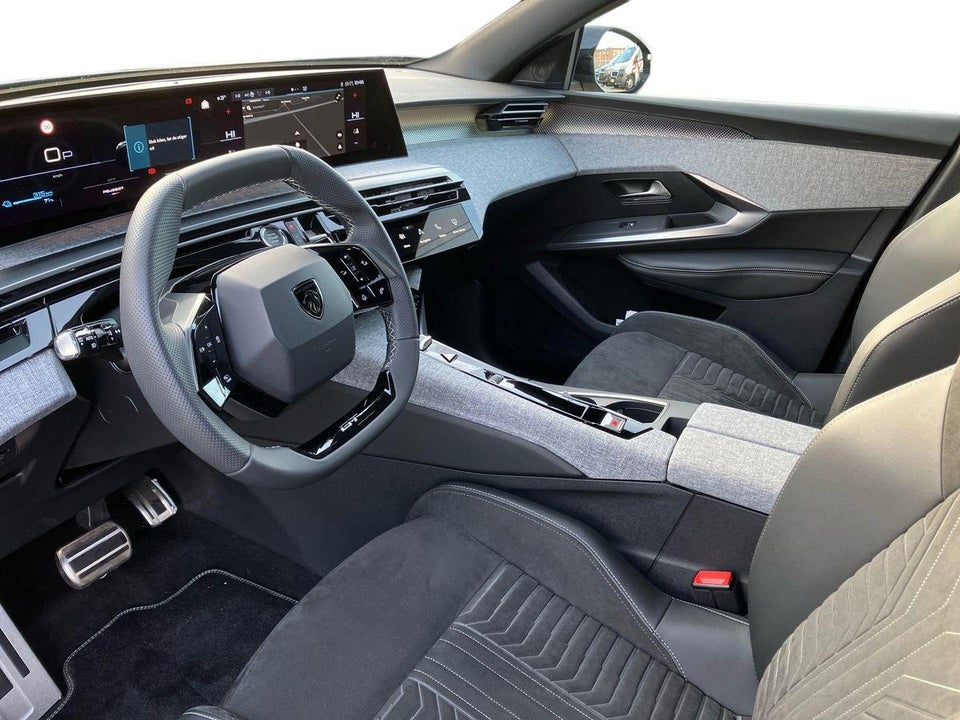 Peugeot e-3008 77 GT Pack 5d