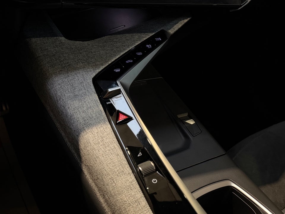 Peugeot e-3008 77 GT 5d