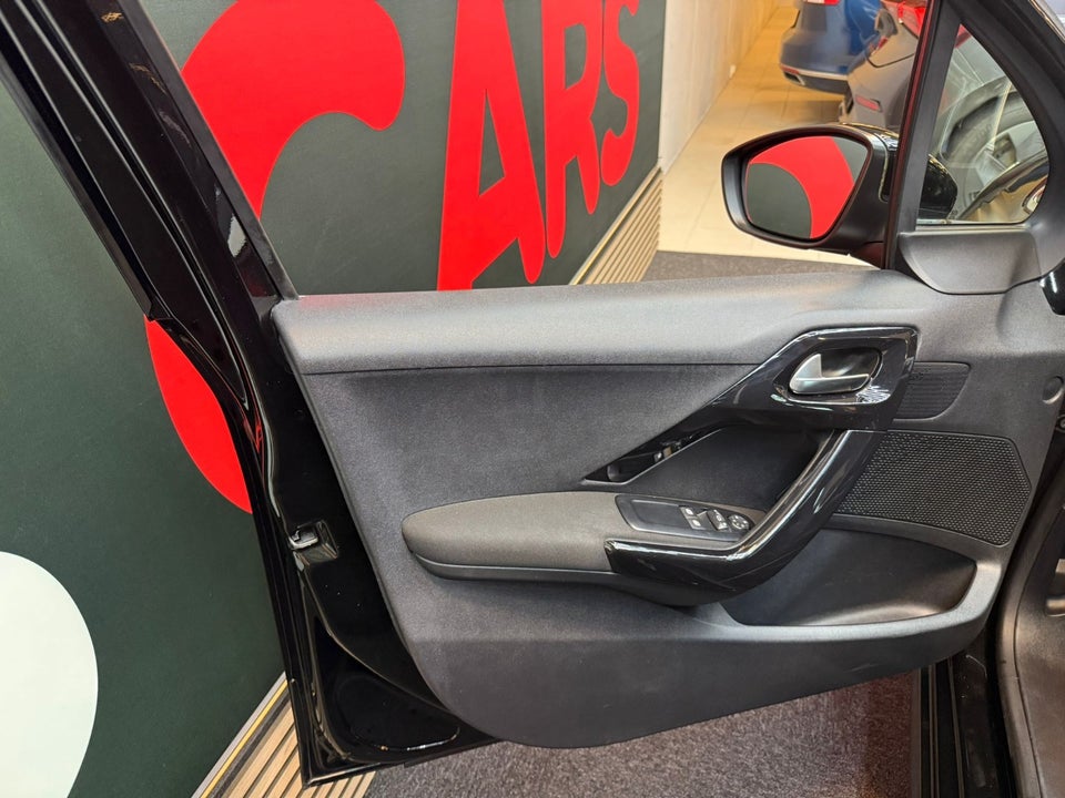 Peugeot 208 1,2 VTi Allure Sky 5d