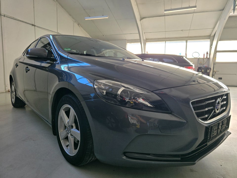 Volvo V40 1,6 D2 115 Momentum 5d