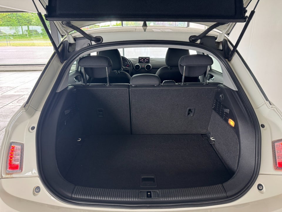 Audi A1 1,4 TFSi 122 Attraction Sportback 5d