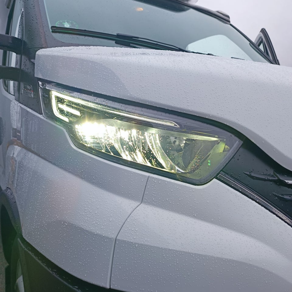 Iveco Daily 3,0 35S18 Box m/lift AG8 2d