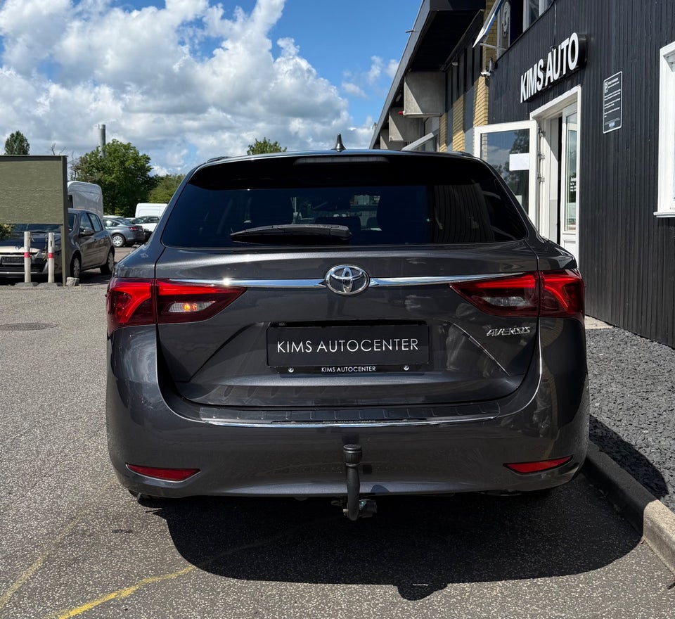 Toyota Avensis 1,8 VVT-i T2 Executive Touring Sports 5d