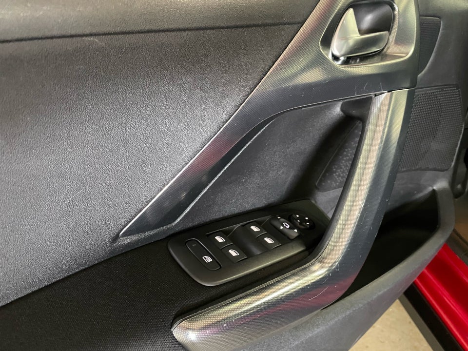 Peugeot 2008 1,2 e-THP 110 Selection Sky 5d