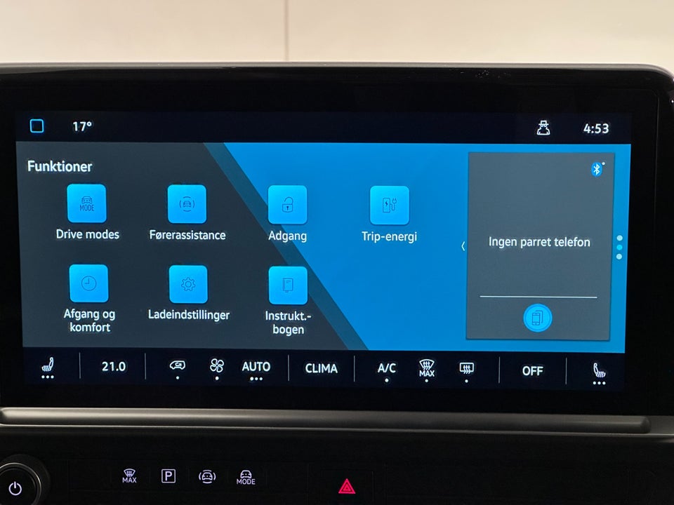 VW e-Caravelle 64 Style SWB