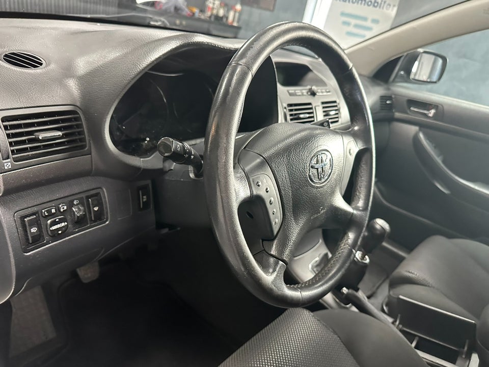 Toyota Avensis 1,8 VVT-i Terra stc. 5d