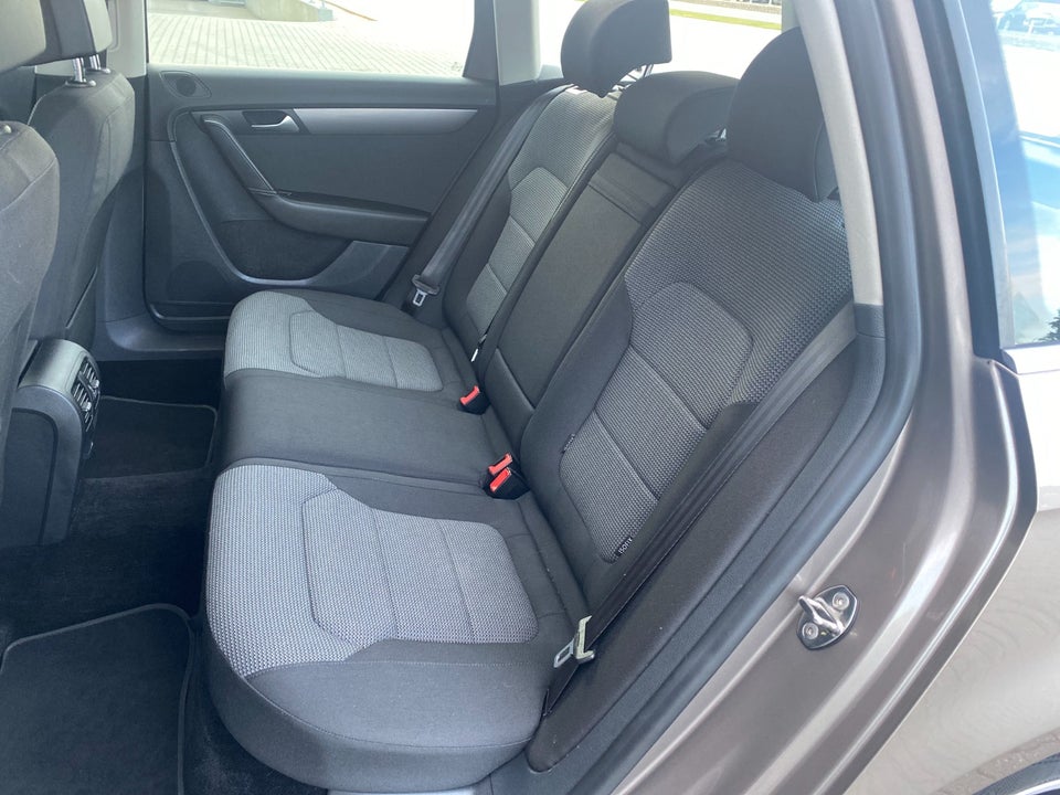 VW Passat 1,6 TDi 105 Highline Variant BMT 5d