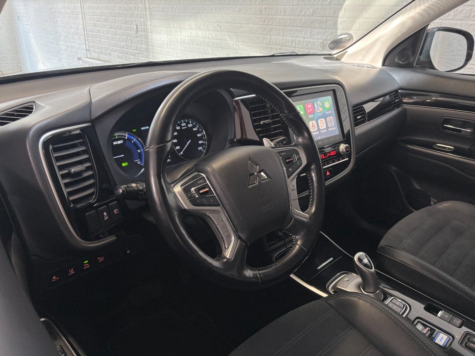Mitsubishi Outlander 2,4 PHEV Limited CVT 4WD 5d