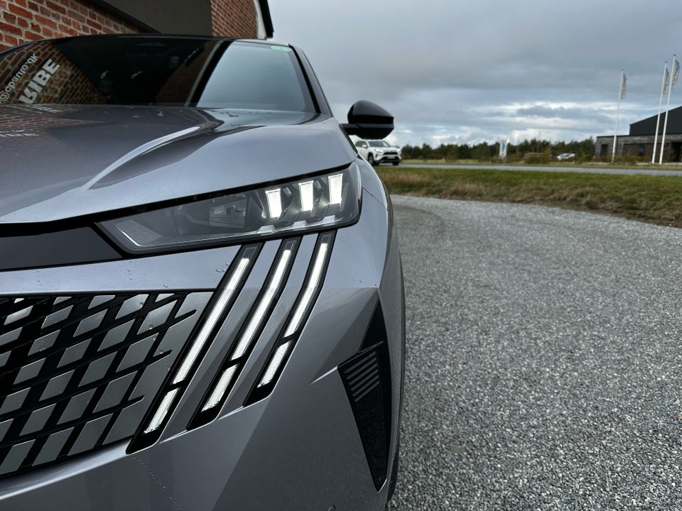 Peugeot e-3008 77 GT Pack 5d
