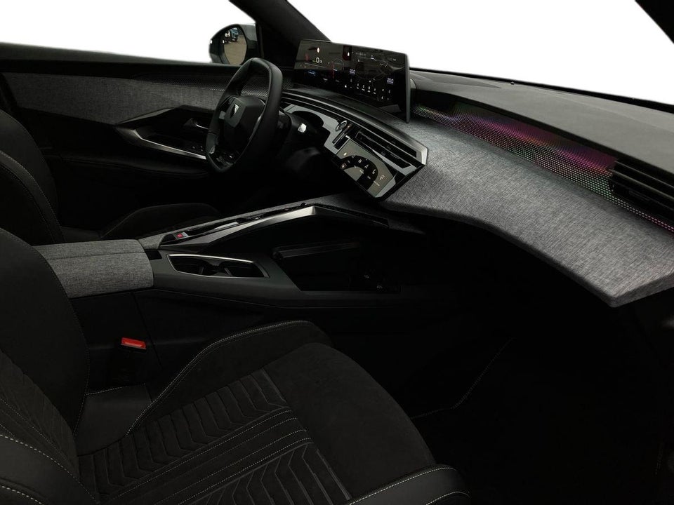 Peugeot e-3008 77 GT Pack 5d