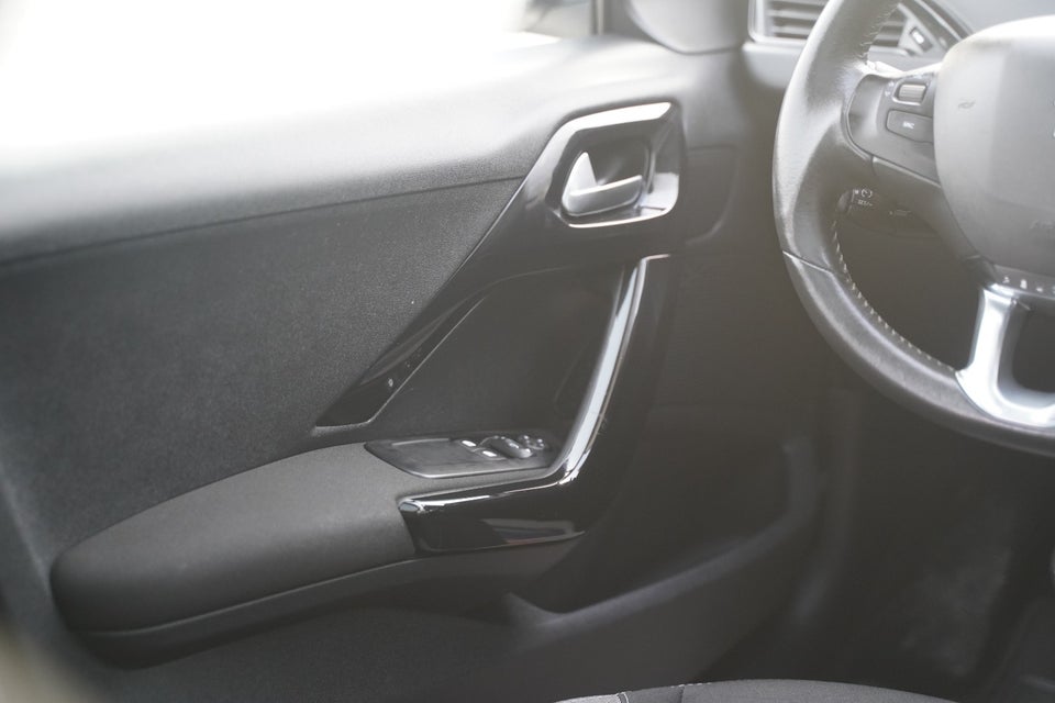 Peugeot 208 1,6 BlueHDi 100 Envy Sky 5d