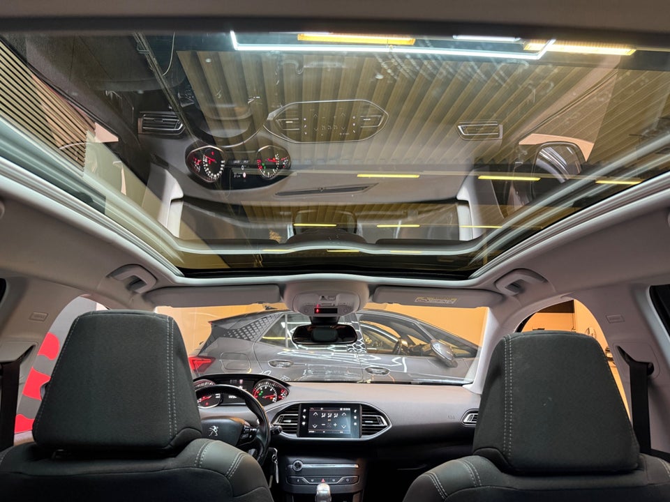 Peugeot 308 1,5 BlueHDi 130 Selection Sky 5d