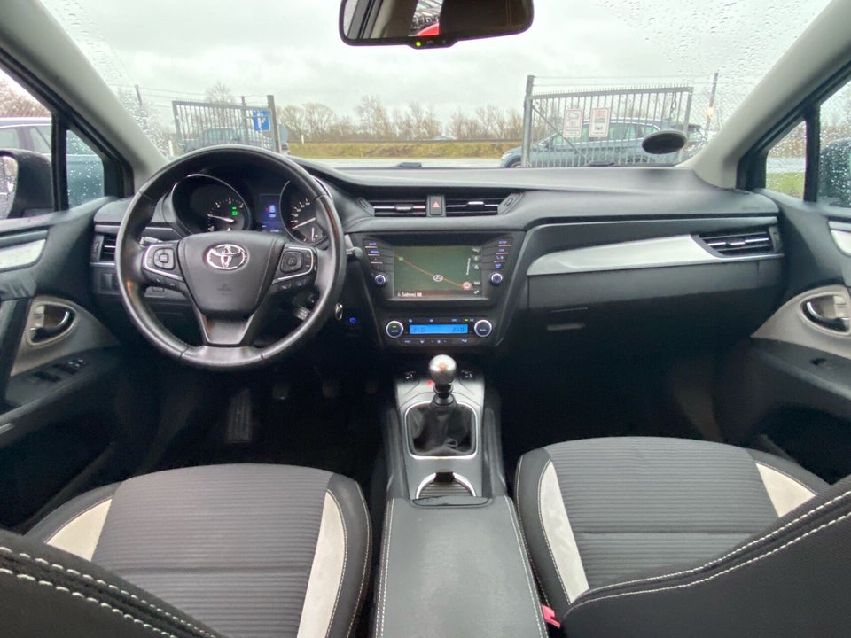 Toyota Avensis 2,0 D-4D T2 Touring Sports 5d