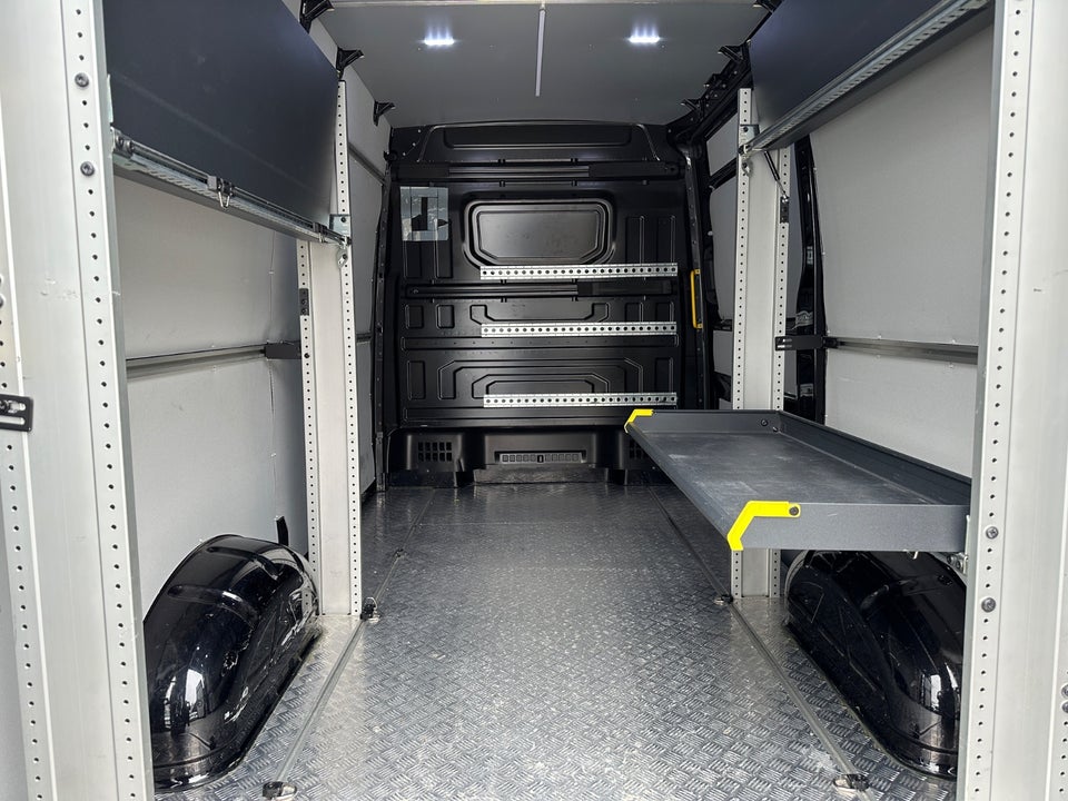 VW Crafter 35 2,0 TDi 177 Kassevogn L3H2 aut.