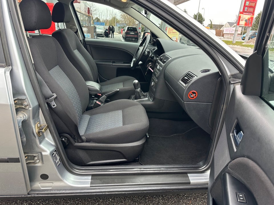 Ford Mondeo 1,8 125 Ambiente 4d