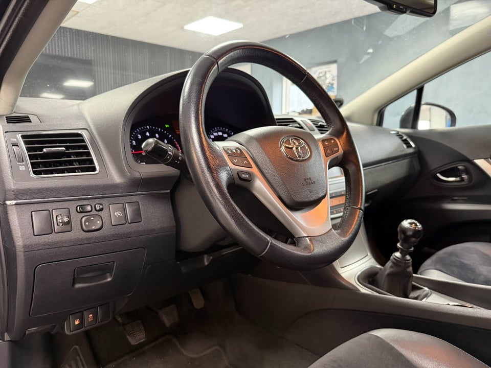 Toyota Avensis 1,8 VVT-i T2 Premium Touring Sports 5d
