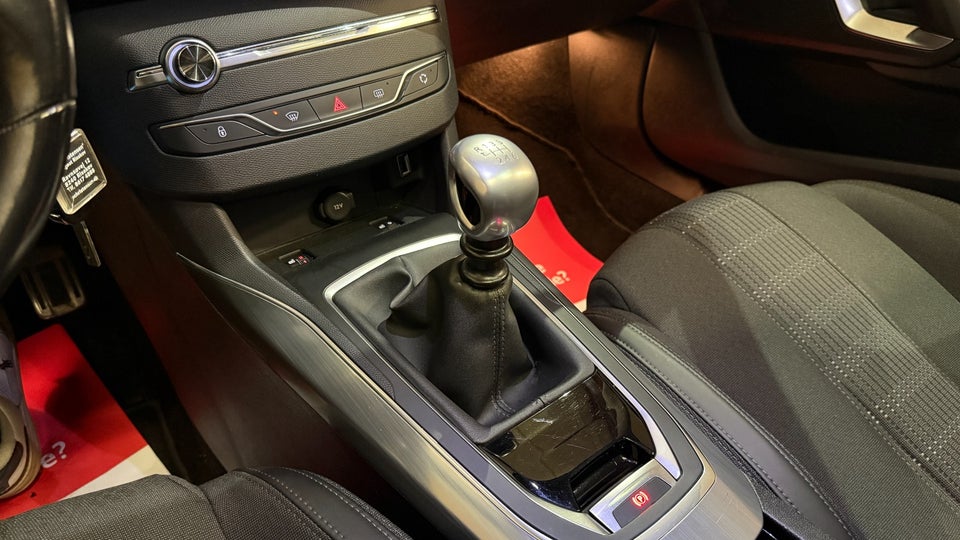 Peugeot 308 1,2 e-THP 130 Allure Sky 5d