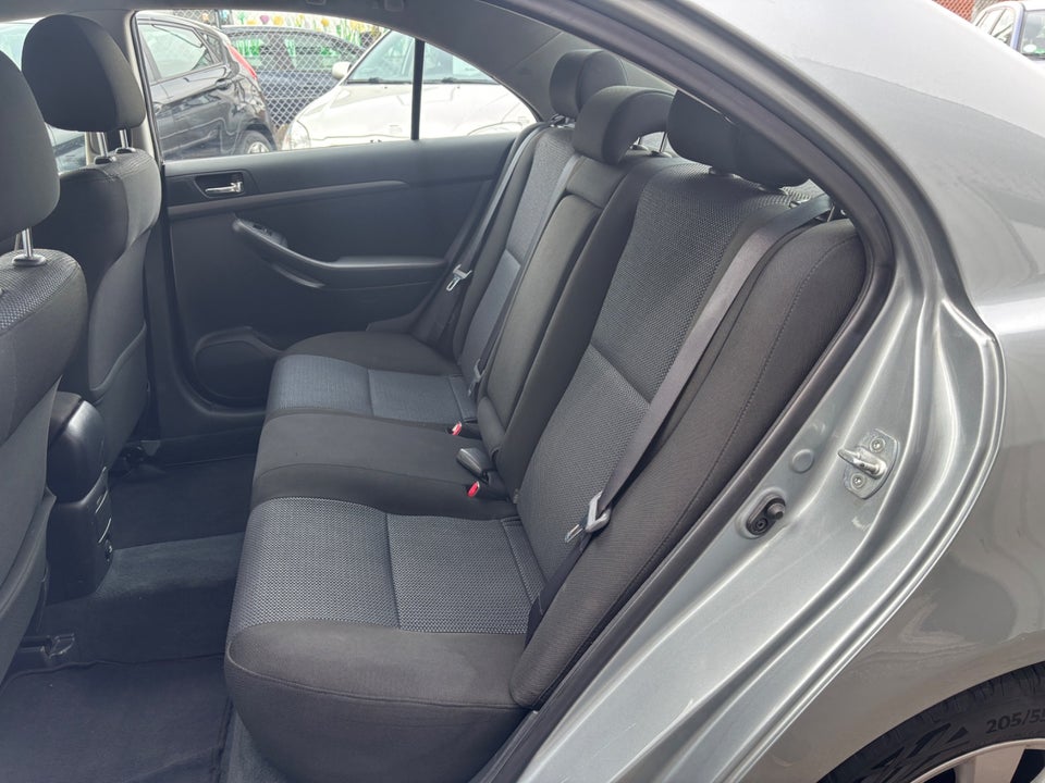 Toyota Avensis 1,8 Sol+ 4d