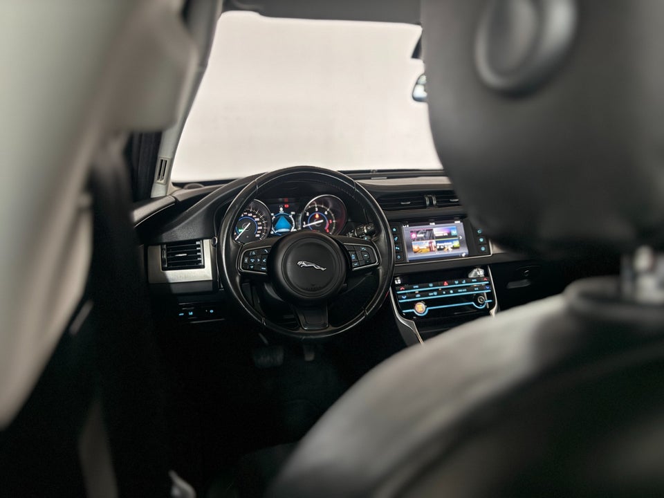 Jaguar XF 2,0 D180 Prestige aut. 4d
