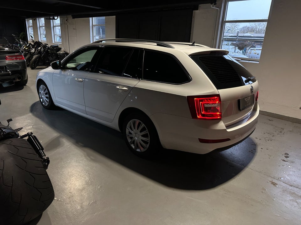 Skoda Octavia 1,6 TDi 110 Style Combi DSG 5d