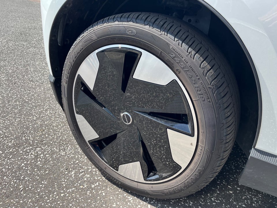 Volvo EX30 Extended Range Plus 5d