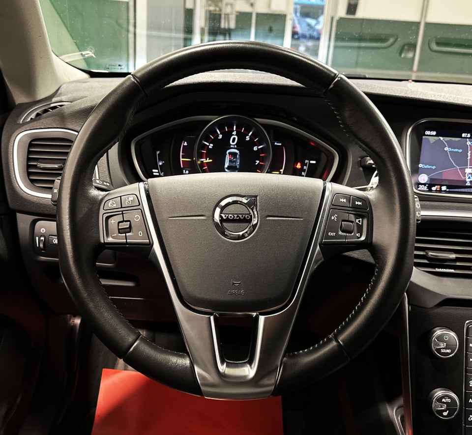 Volvo V40 CC 1,5 T3 152 Momentum aut. 5d