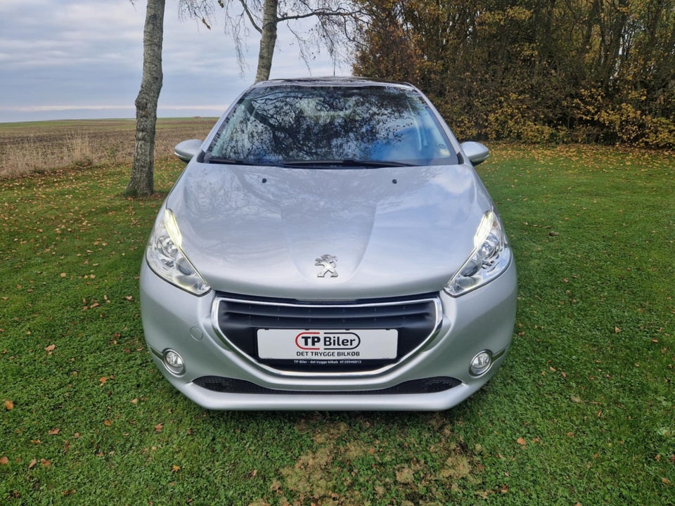 Peugeot 208 1,2 VTi Allure Sky 5d