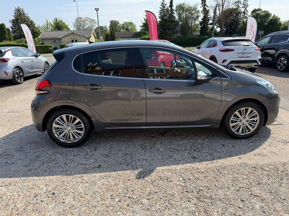 Peugeot 208 1,2 PureTech 82 Selection Sky 5d