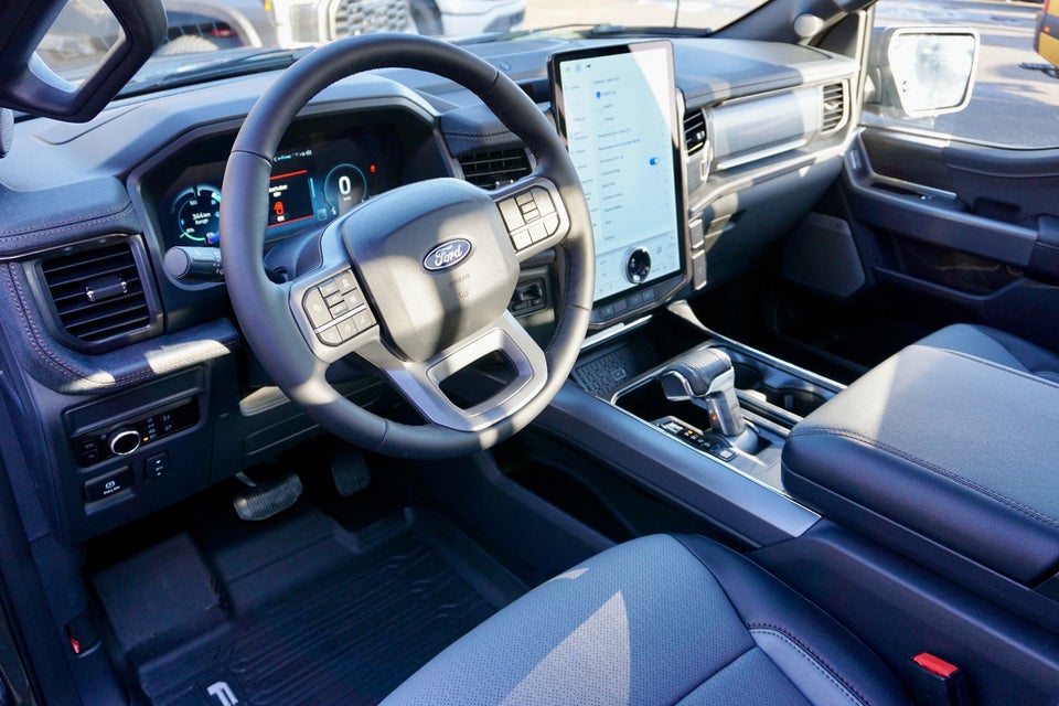 Ford F-150 131 Lightning Lariat Extended Range 4d