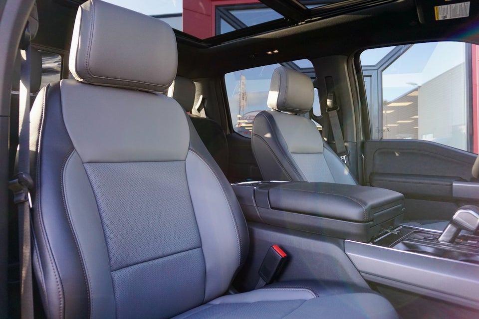 Ford F-150 131 Lightning Lariat Extended Range 4d