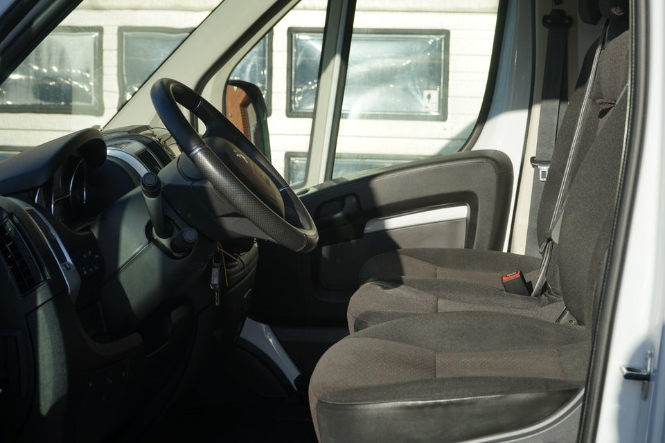 Peugeot Boxer 333 2,2 BlueHDi 140 L2H2 Premium