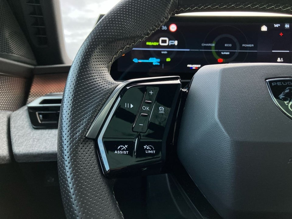 Peugeot e-3008 77 GT 5d