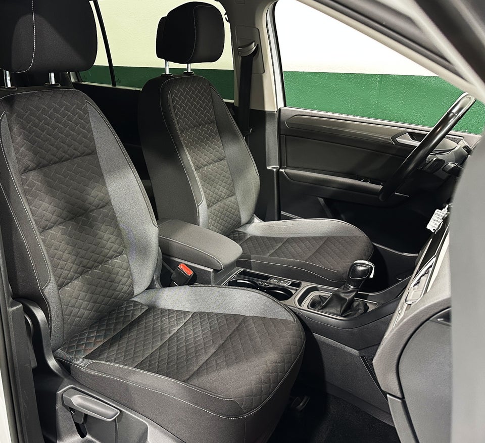 VW Touran 1,6 TDi 115 R-line DSG 7prs 5d