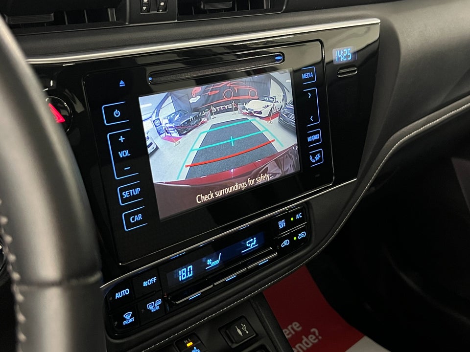 Toyota Auris 1,8 Hybrid H2 Style Skyview CVT 5d
