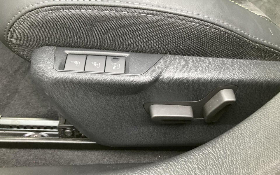 Peugeot e-208 50 GT 5d