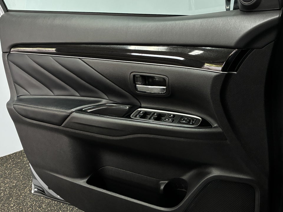 Mitsubishi Outlander 2,4 PHEV Intense CVT 4WD 5d