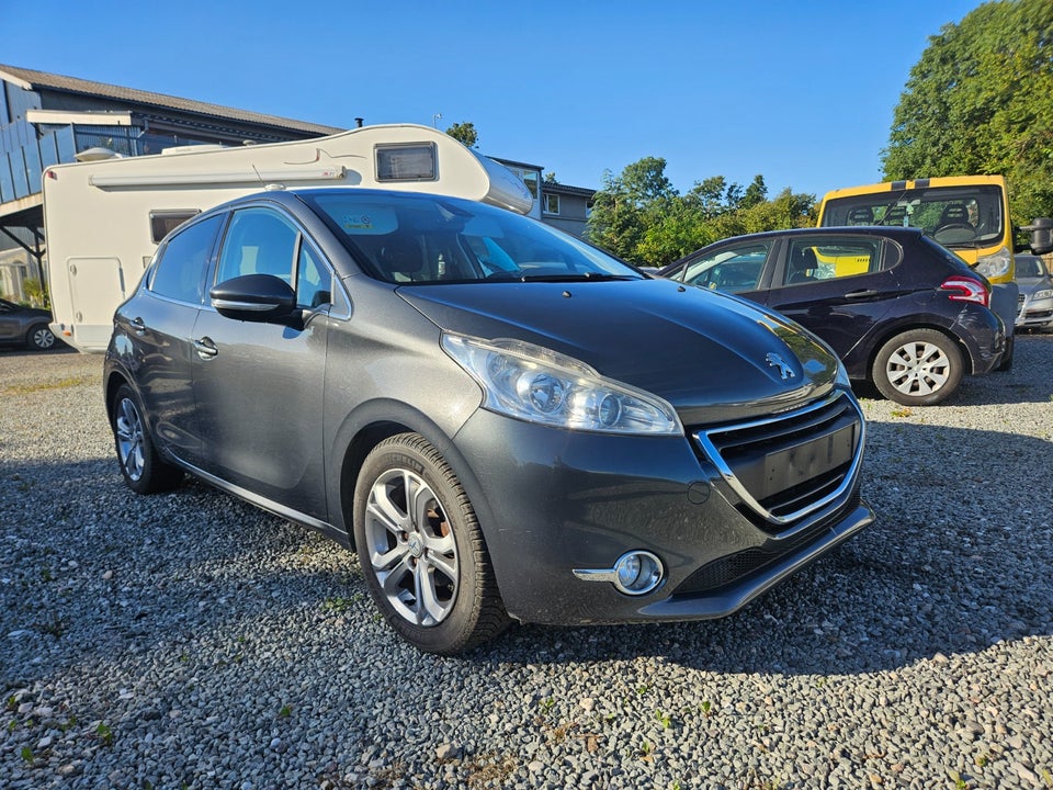 Peugeot 208 1,2 VTi Allure Sky 5d