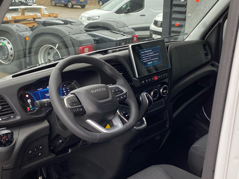 Iveco Daily 3,0 35S18 4100mm Box m/lift AG8