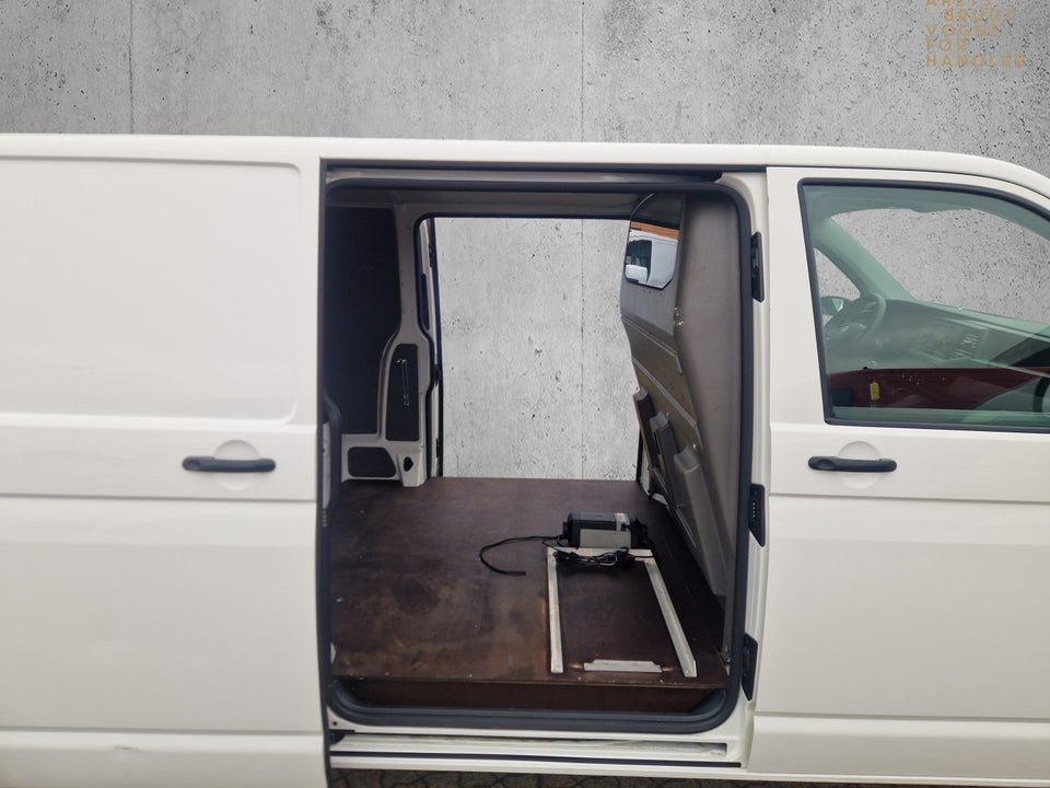 VW Transporter 2,0 TDi 110 Kassevogn lang