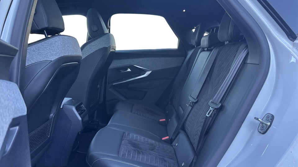 Peugeot e-3008 77 GT 5d