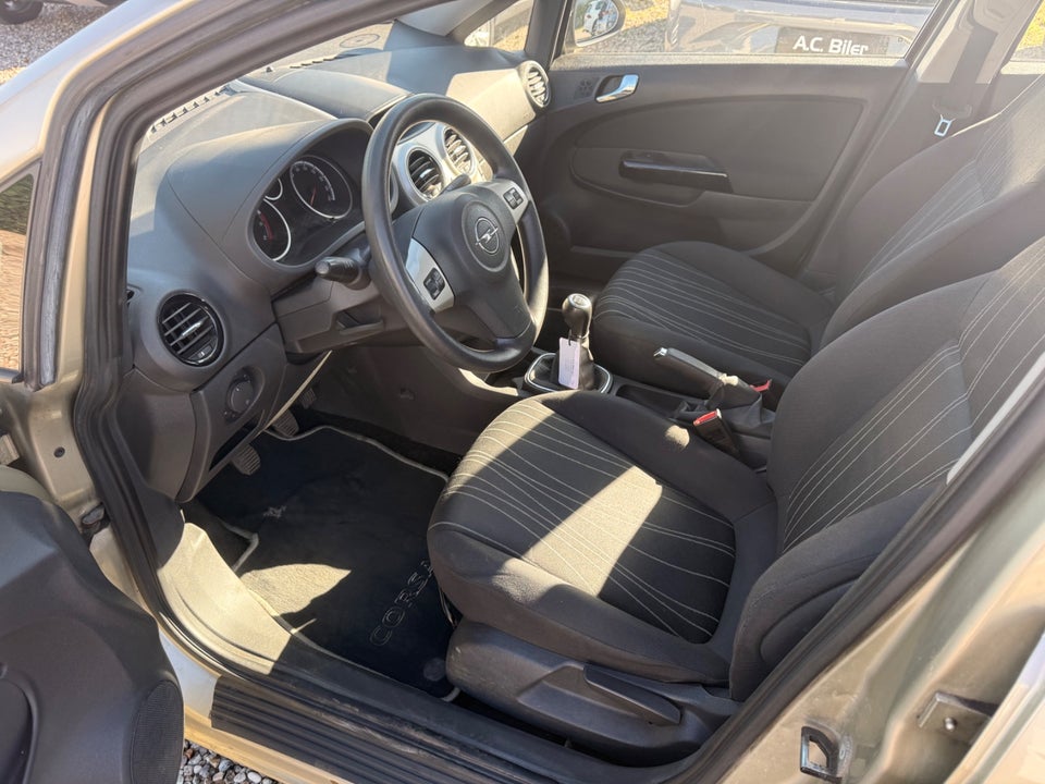 Opel Corsa 1,2 16V Essentia 5d