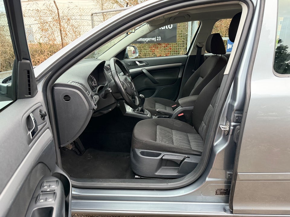 Skoda Octavia 1,6 TDi 105 Ambiente Combi 5d