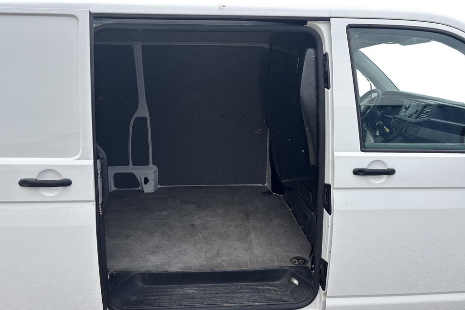 VW Transporter 2,0 TDi 110 Kassevogn lang