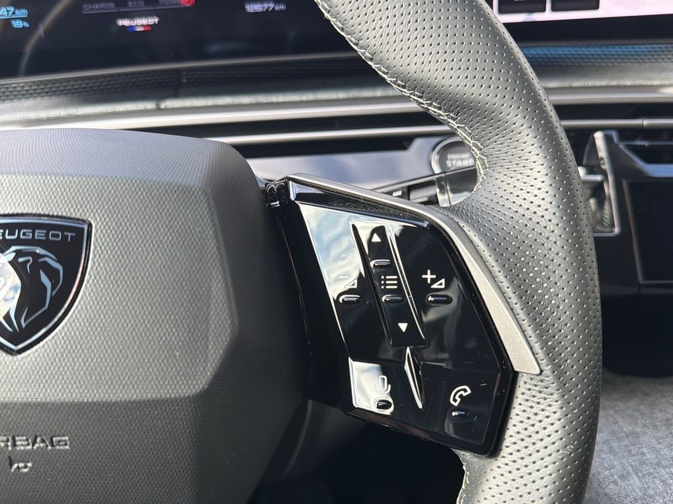 Peugeot e-3008 77 GT 5d