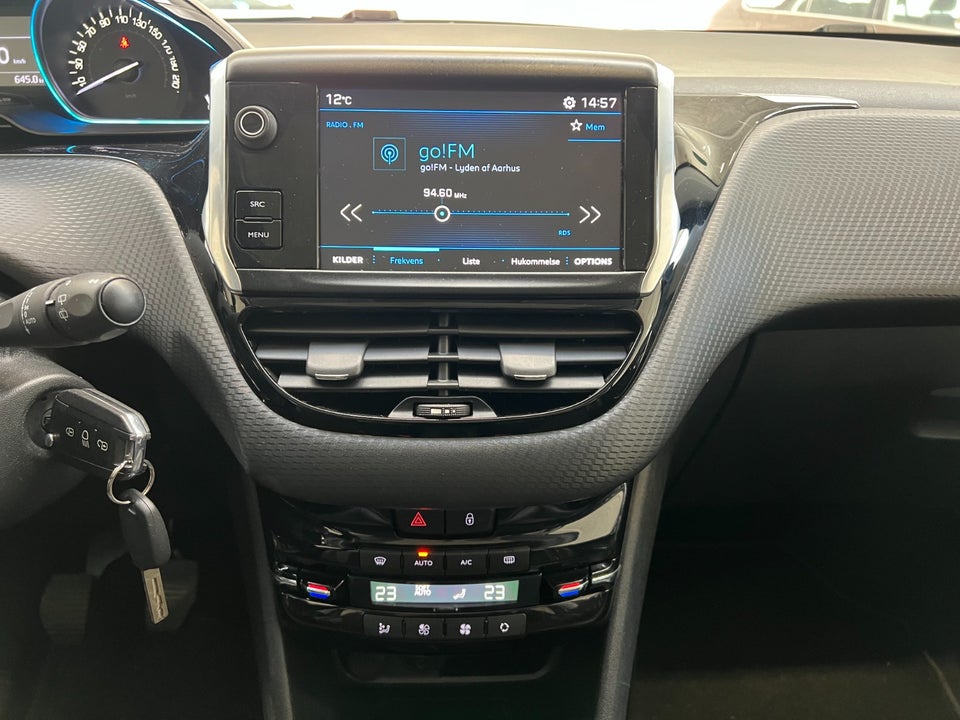 Peugeot 2008 1,6 BlueHDi 100 Allure Sky 5d