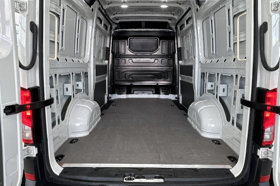 VW Crafter 35 2,0 TDi 177 Kassevogn L3H2 aut.